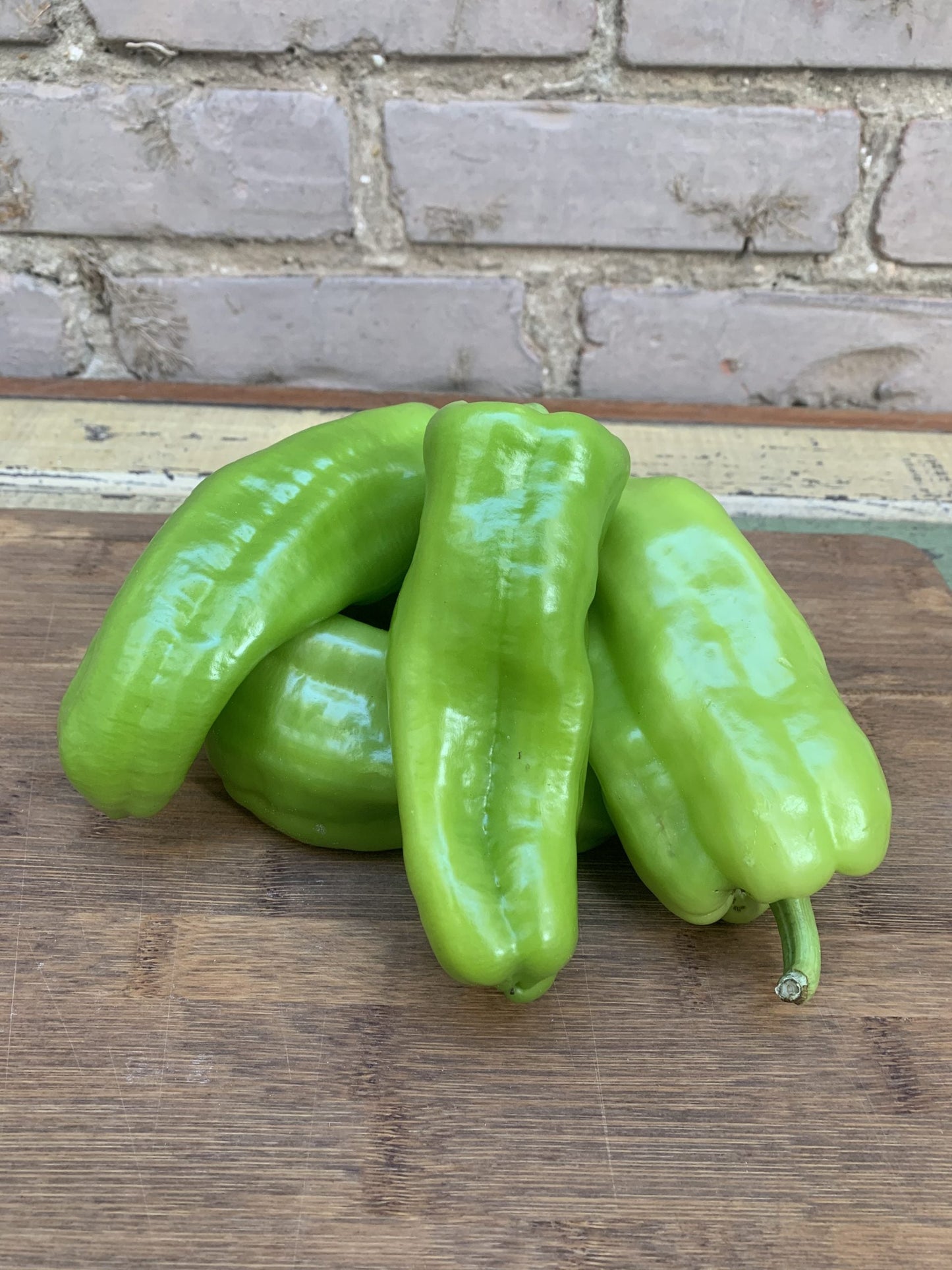 Wholesale L&M Case Green Cubanelle Peppers- Bulk